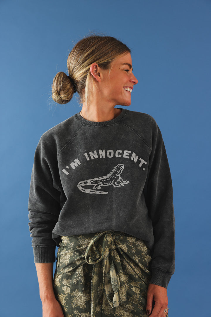 Sweat "i'm innocent" noir délavé